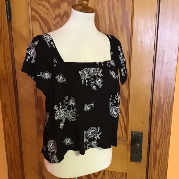 Anthropologie Braeve Boho Embroidered Flowers peasant Crop Top - Picture 5 of 11